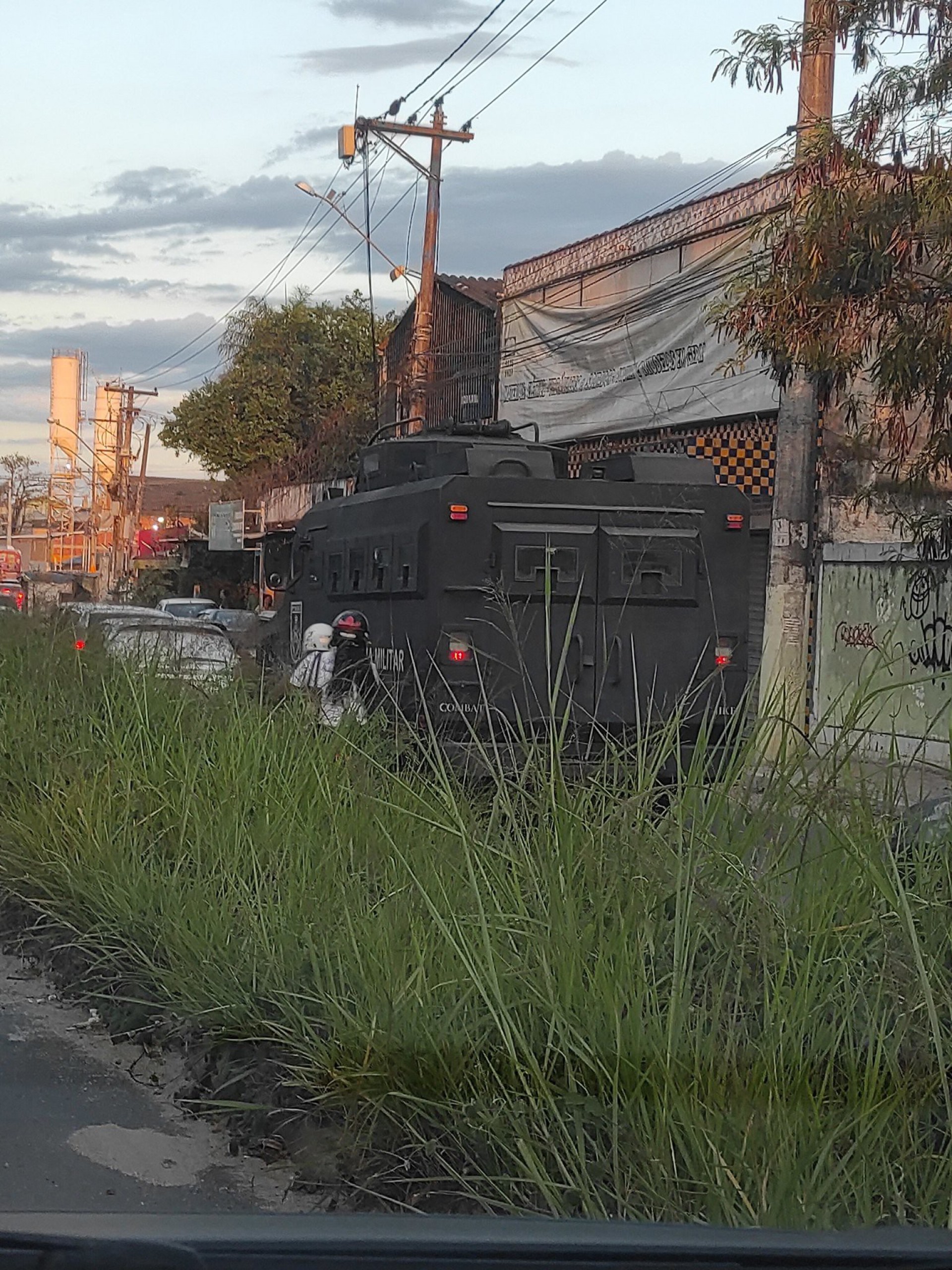 Grupo interdita pista na RJ-104, na altura de Marambaia, em São Gonçalo - Reprodução/Redes sociais