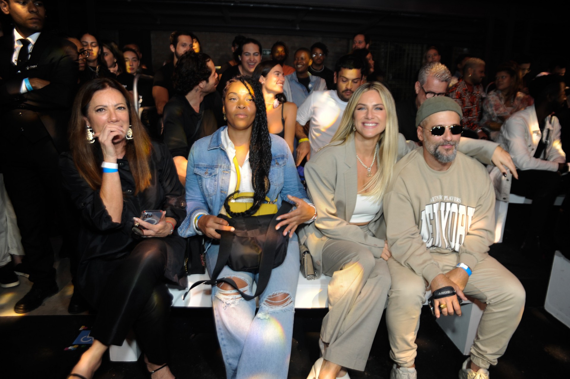 Bruno Gagliasso e Giovanna Ewbank se derretem pelo filho, Bless, durante último dia da São Paulo Fashion Week - Eduardo Martins / AgNews