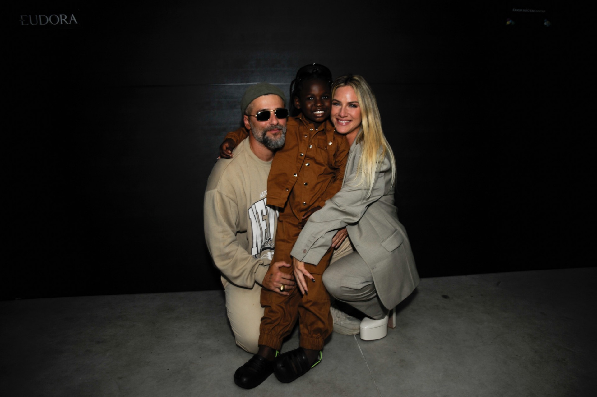 Bruno Gagliasso e Giovanna Ewbank se derretem pelo filho, Bless, durante último dia da São Paulo Fashion Week - Eduardo Martins / AgNews