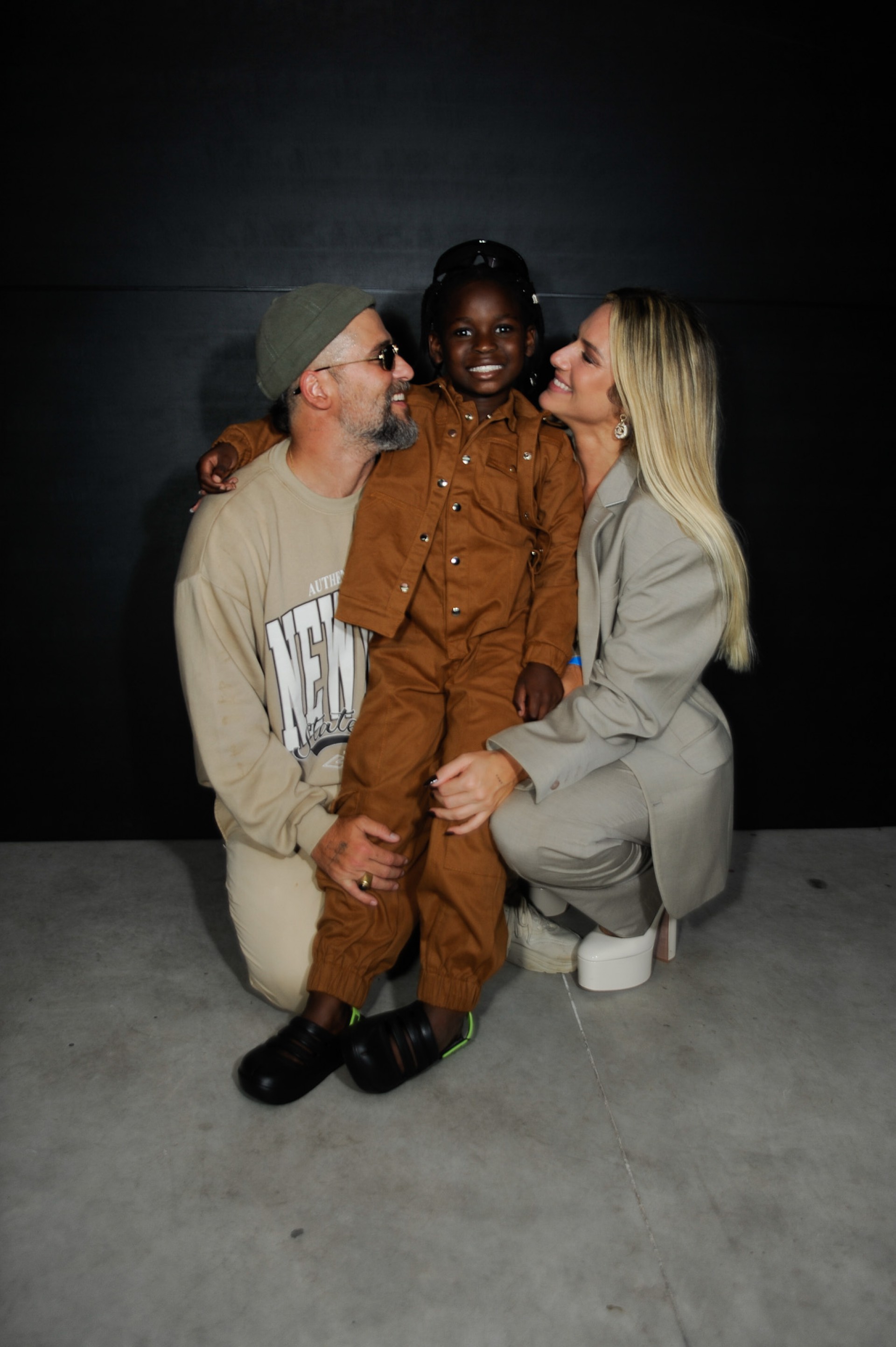 Bruno Gagliasso e Giovanna Ewbank se derretem pelo filho, Bless, durante &uacute;ltimo dia da S&atilde;o Paulo Fashion Week