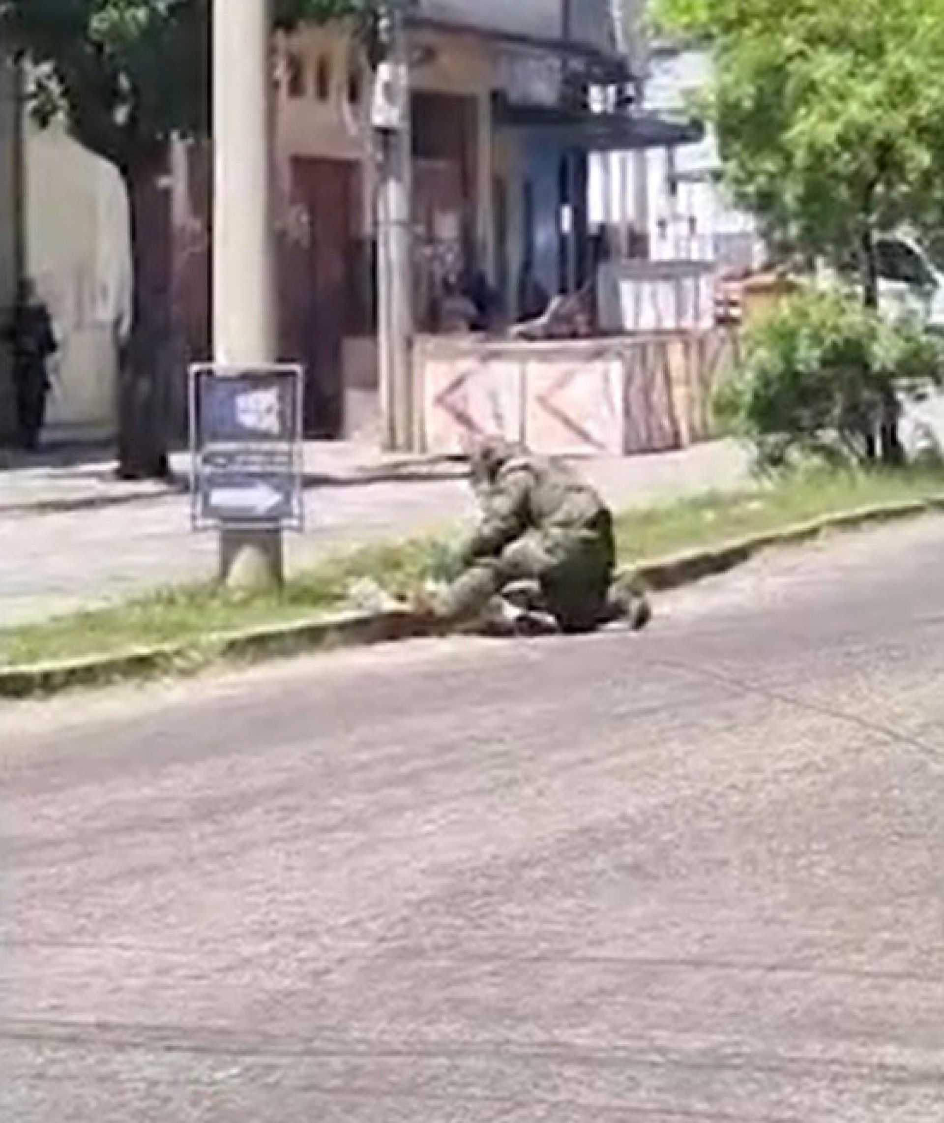 Esquadr&atilde;o Antibombas desarma artefato em um dos acesso ao Jacarezinho, na Zona Norte do Rio