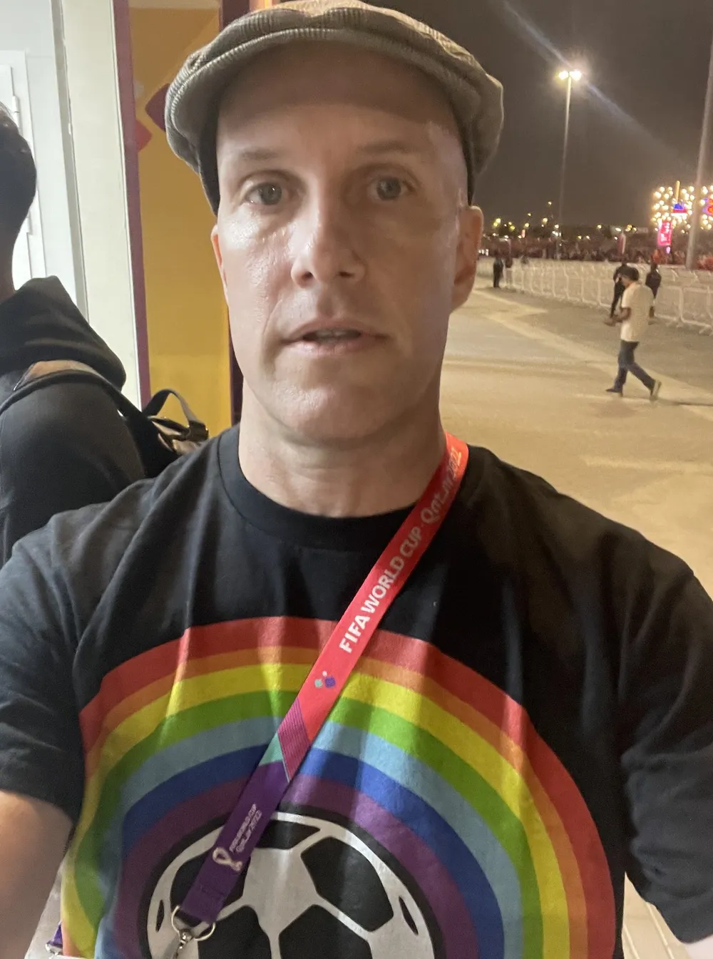 O jornalista americano Grant Wahl teve problemas por estar usando camisa com arco-íris em apoio à comunidade LGBTQIA+