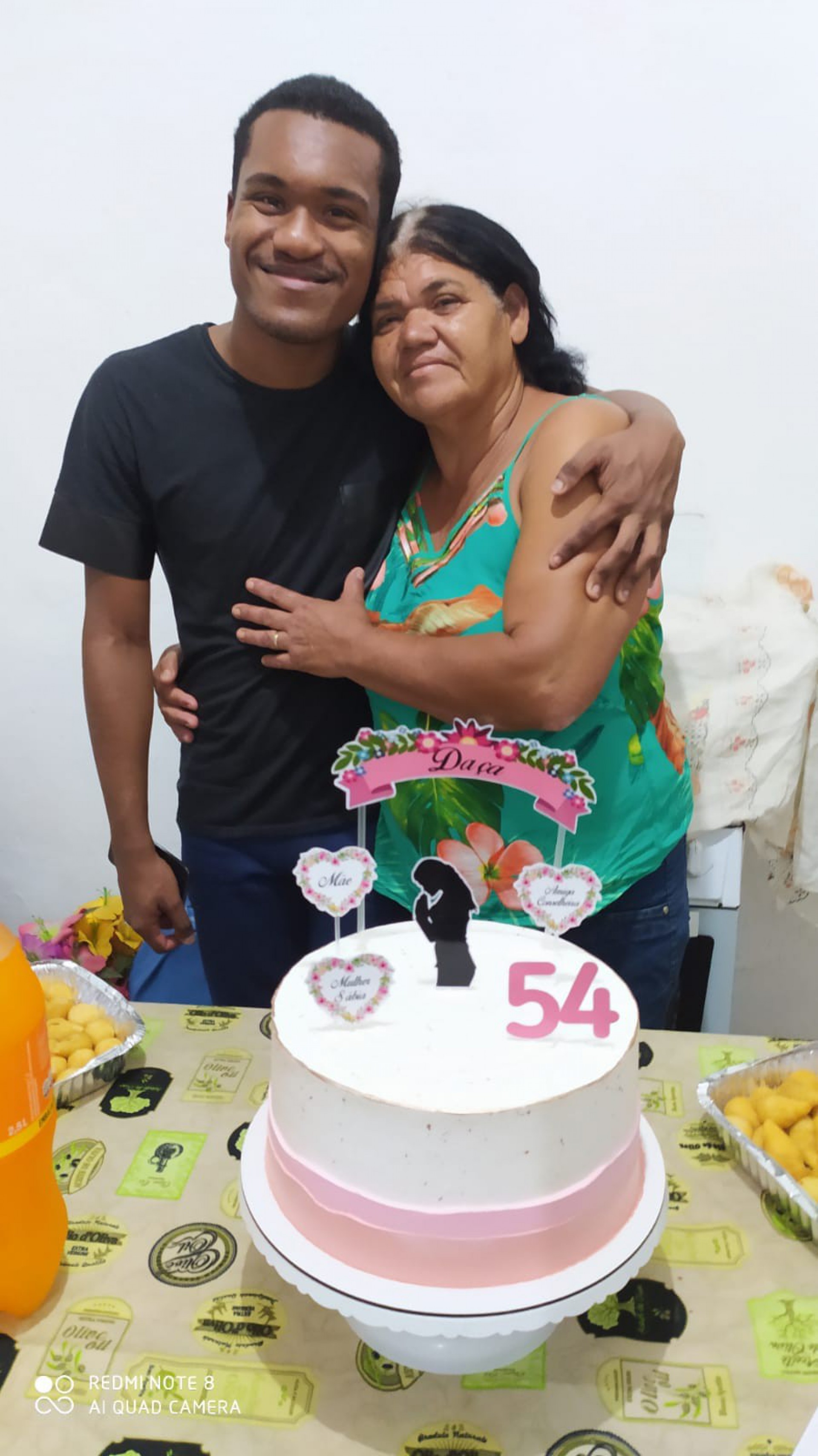 Segundo familiares, Valdeci conversava no port&atilde;o da casa da amiga quando tiroteio come&ccedil;ou no local