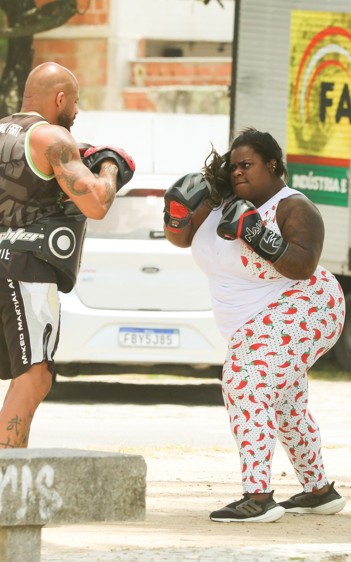 Jojo Todynho treina boxe na orla da praia do Recreio dos Bandeirantes, na Zona Oeste do Rio