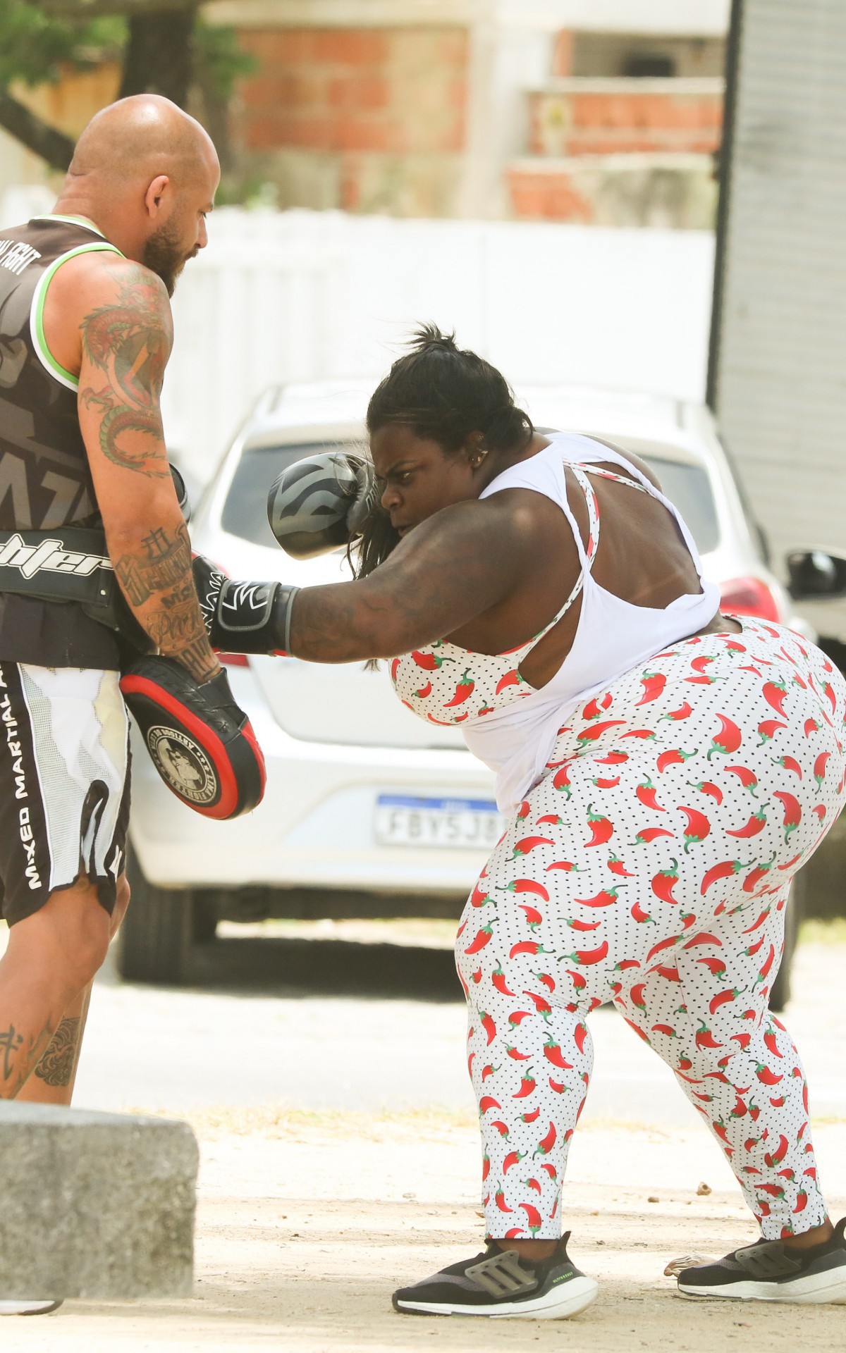 Jojo Todynho treina boxe na orla da praia do Recreio dos Bandeirantes, na Zona Oeste do Rio