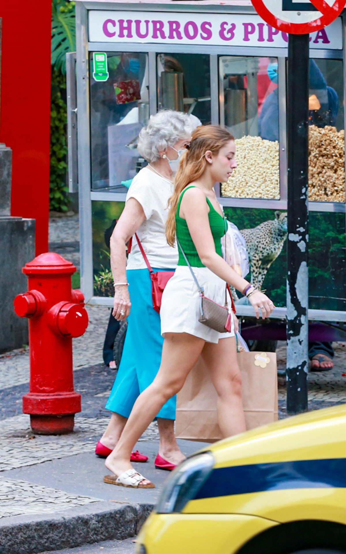 J&uacute;lia Naspolini passeia com a av&oacute; 