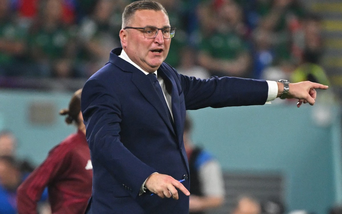 O t&eacute;cnico polon&ecirc;s Czeslaw Michniewicz cobrou bastante de sua equipe durante a partida contra o M&eacute;xico