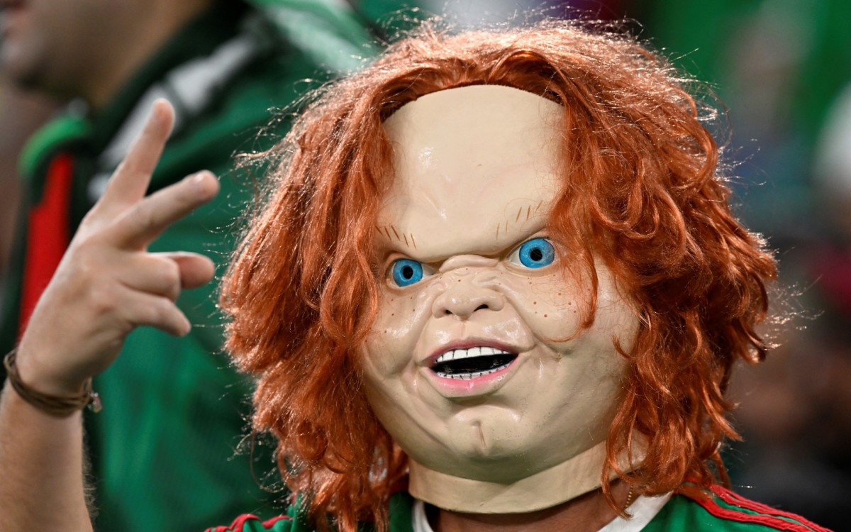 Torcedores mexicanos deram um show com fantasias e apoio nas arquibancadas do est&aacute;dio 974, em Doha, no Catar