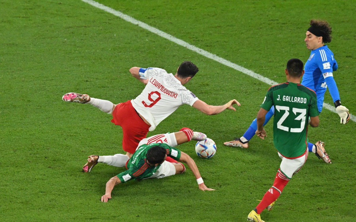 Al&eacute;m de defender o p&ecirc;nalti, Ochoa tamb&eacute;m precisou disputar o rebote para salvar o M&eacute;xico