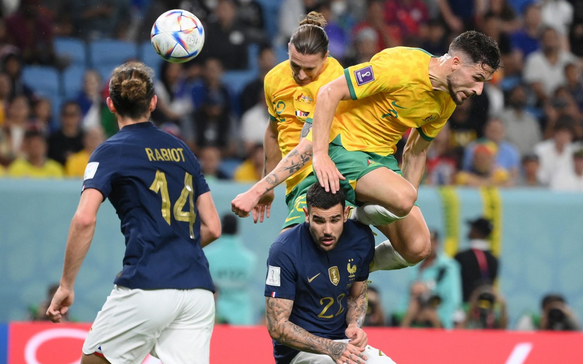 Disputa de bola pelo alto durante Fran&ccedil;a x Austr&aacute;lia