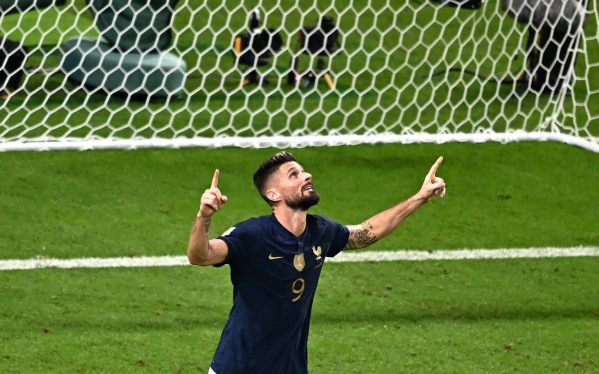 Giroud foi o artilheiro da noite com dois gols