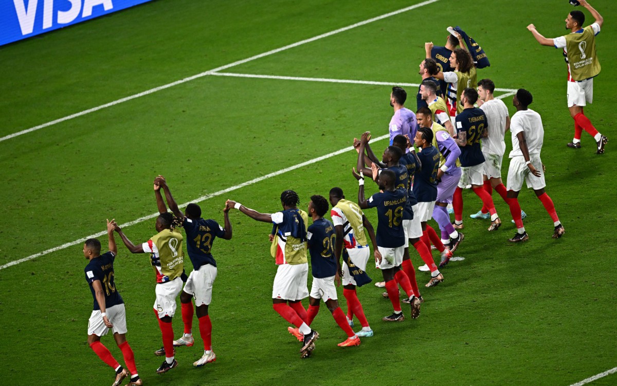 Jogadores da Fran&ccedil;a sa&uacute;dam os torcedores ap&oacute;s a vit&oacute;ria sobre a Austr&aacute;lia
