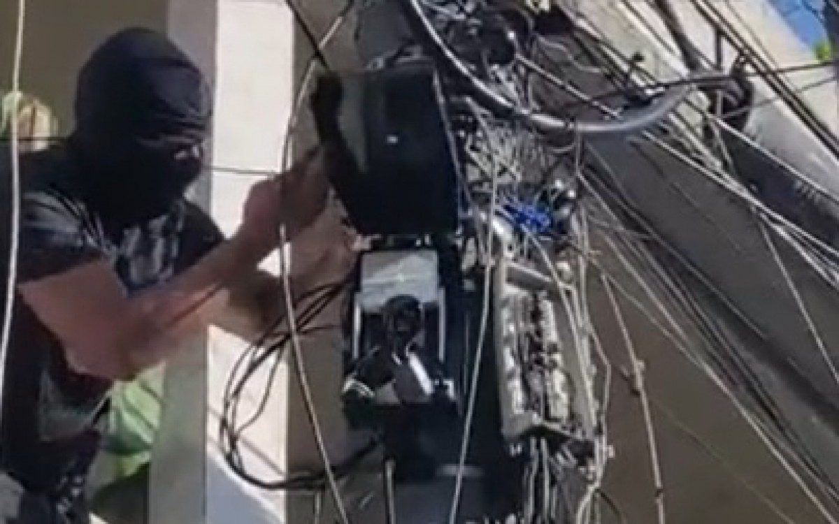 Policiais apreendem câmeras de segurança instaladas pelo tráfico de drogas da comunidade de Manguinhos