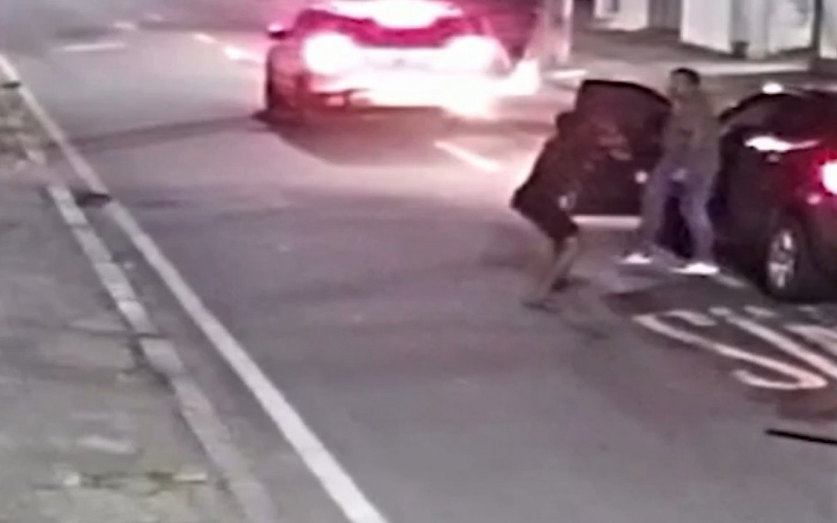 C&acirc;mera de seguran&ccedil;a mostra momento em que dentista &eacute; baleado no Engenho de Dentro mesmo depois de se render