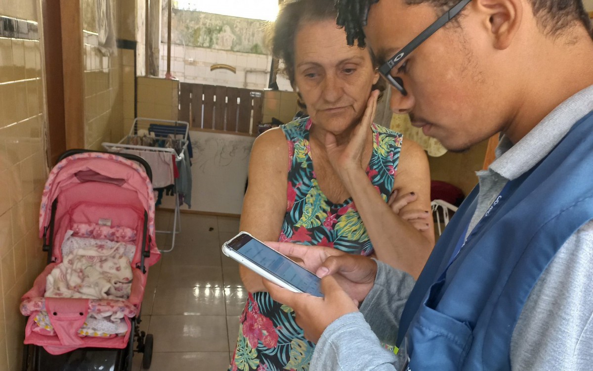 A aposentada Silvia Reis recebeu os profissionais da &Aacute;guas do Rio