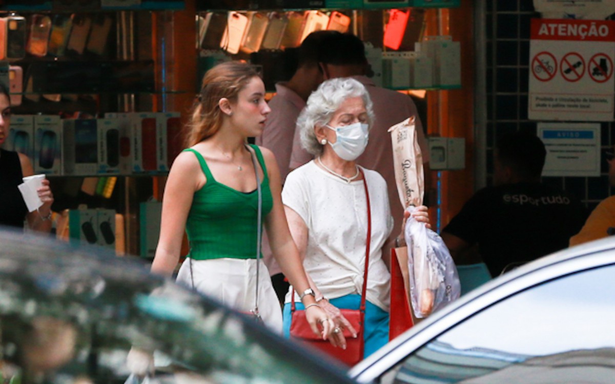 J&uacute;lia Naspolini passeia com a av&oacute; 