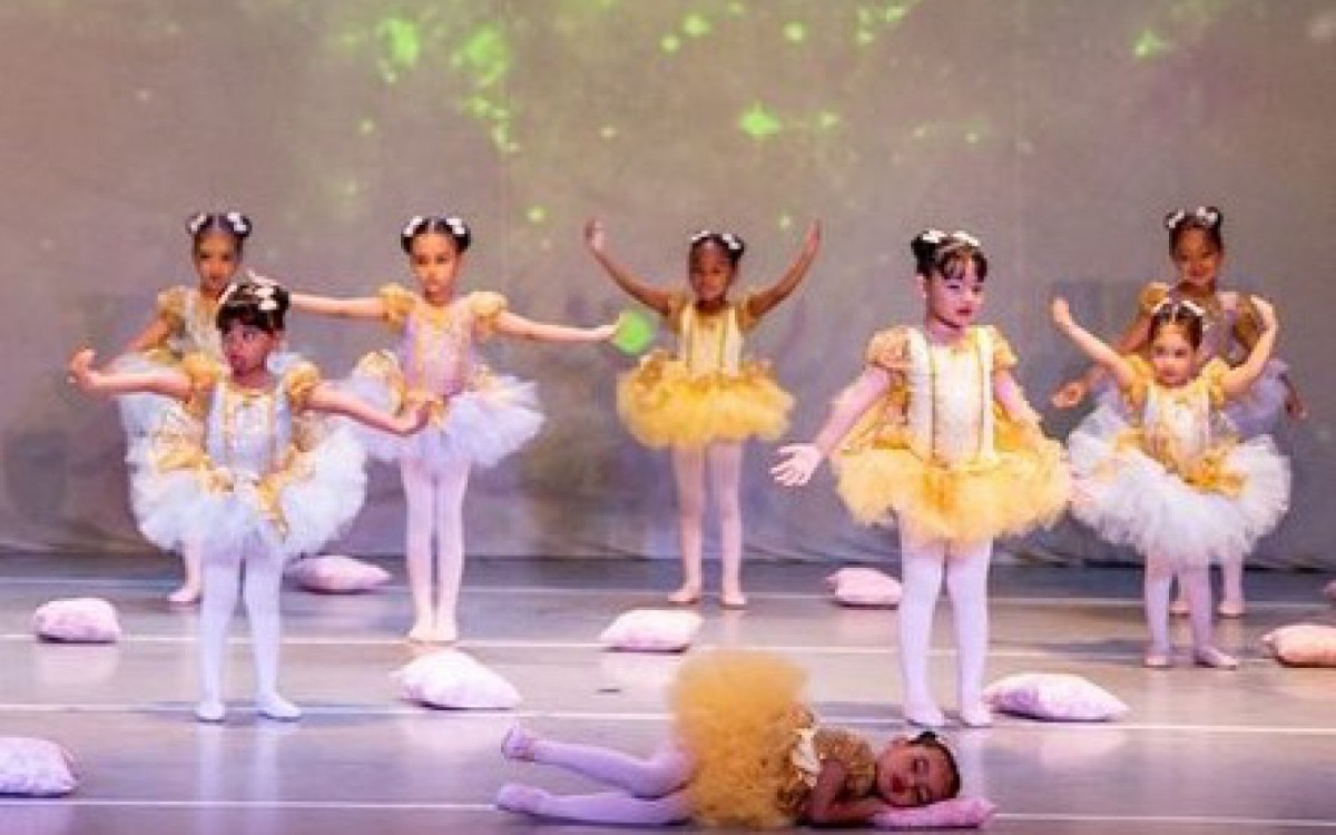 Menina tira soneca durante apresentação de balé e diverte internautas - Reprodução/Instagram/Ivan Fidelis