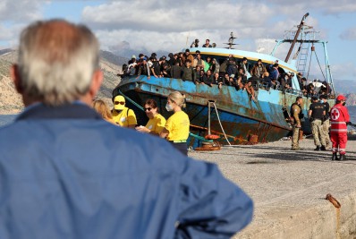 Navio com cerca de 500 migrantes é resgatado na costa da Grécia