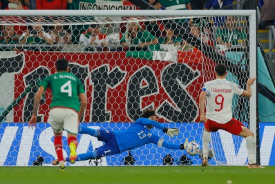 Ochoa pega pênalti de Lewandowski e garante empate sem gols entre México e Polônia