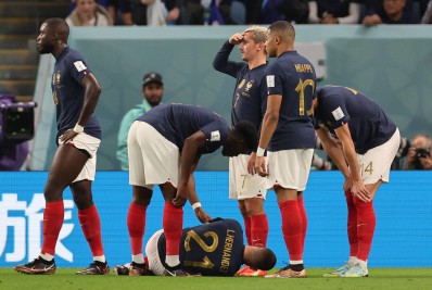 Lateral se machuca em jogo contra a Austrália e preocupa a França na Copa do Mundo