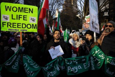 Irã fecha jornal por publicar matérias sobre protestos