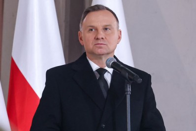 Presidente polonês é enganado por comediantes e fala por telefone com 'falso' Emmanuel Macron