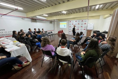 Parceria promove curso gratuito para alunos da rede municipal de ensino