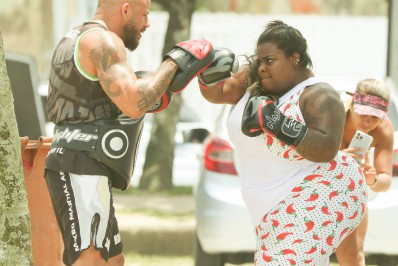 Pura disposição! Jojo Todynho treina boxe na orla do Rio