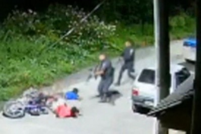 Justiça concede habeas corpus a PMs presos por abordagem que terminou com morte de dois jovens