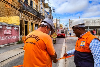 Defesa Civil inspeciona estrutura de prédio do Hotel Flávio e identifica diversos focos de incêndio
