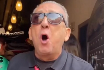 Vídeo: Galvão Bueno tira onda e comemora derrota da Argentina nas ruas do Catar