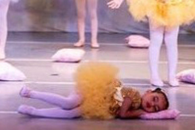 Vídeo: Menina cochila durante apresentação de balé e viraliza na web