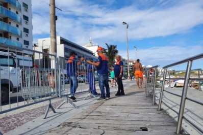 Parte do calçadão na orla da Praia do Forte, em Cabo Frio, é interditado 
