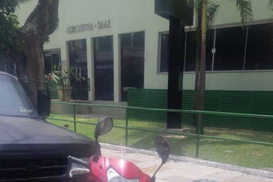 Motociclista embriagada e com veículo irregular é presa