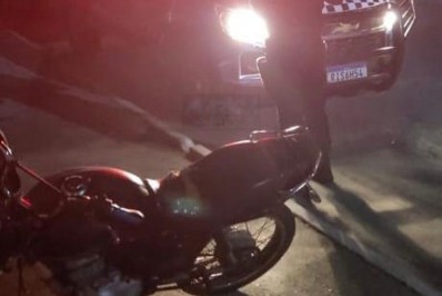 Ladrão rouba moto e esquece a sua no local do crime