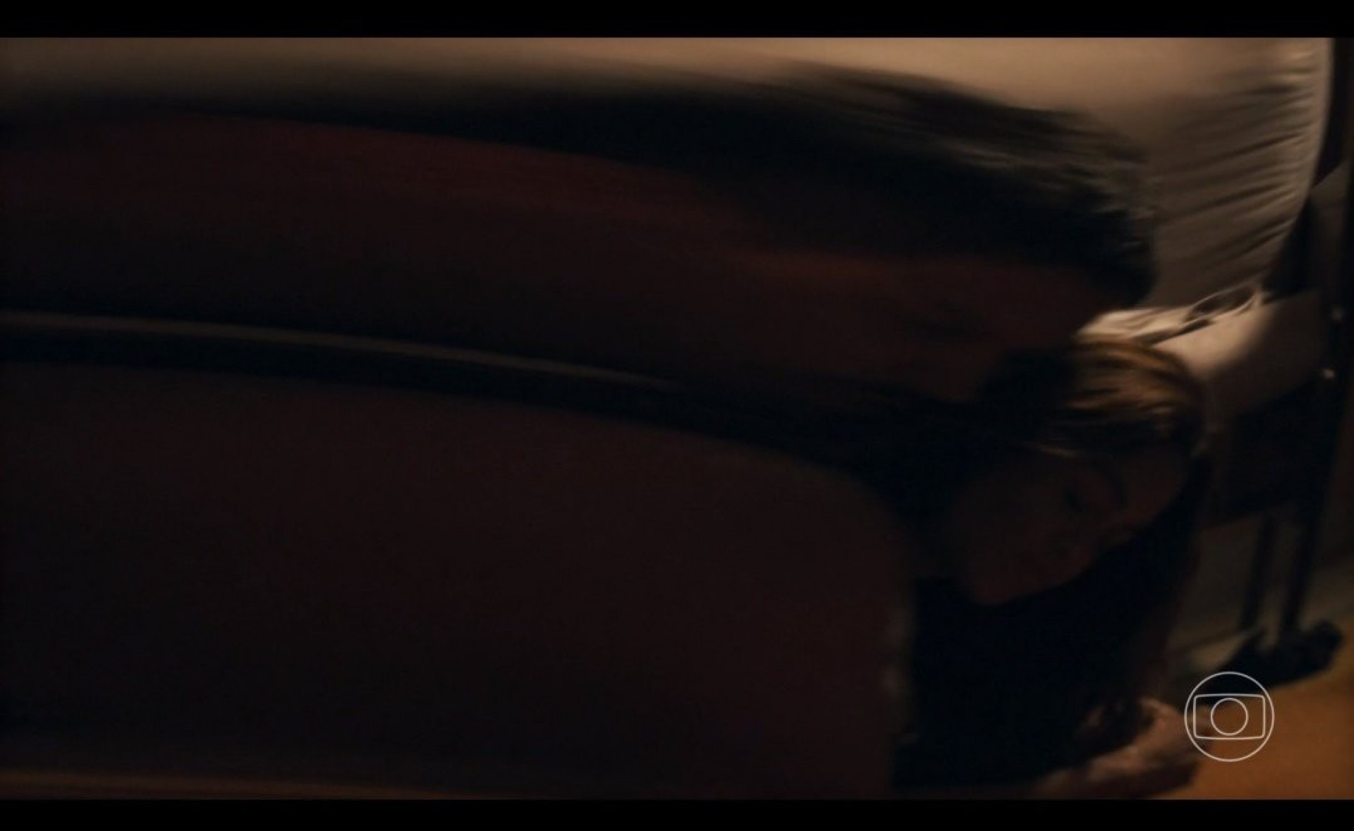 Cena de sexo entre os personagens Brisa (Lucy Alves) e Oto (Rômulo Estrela) foi ao ar na noite desta segunda-feira - Reprodução