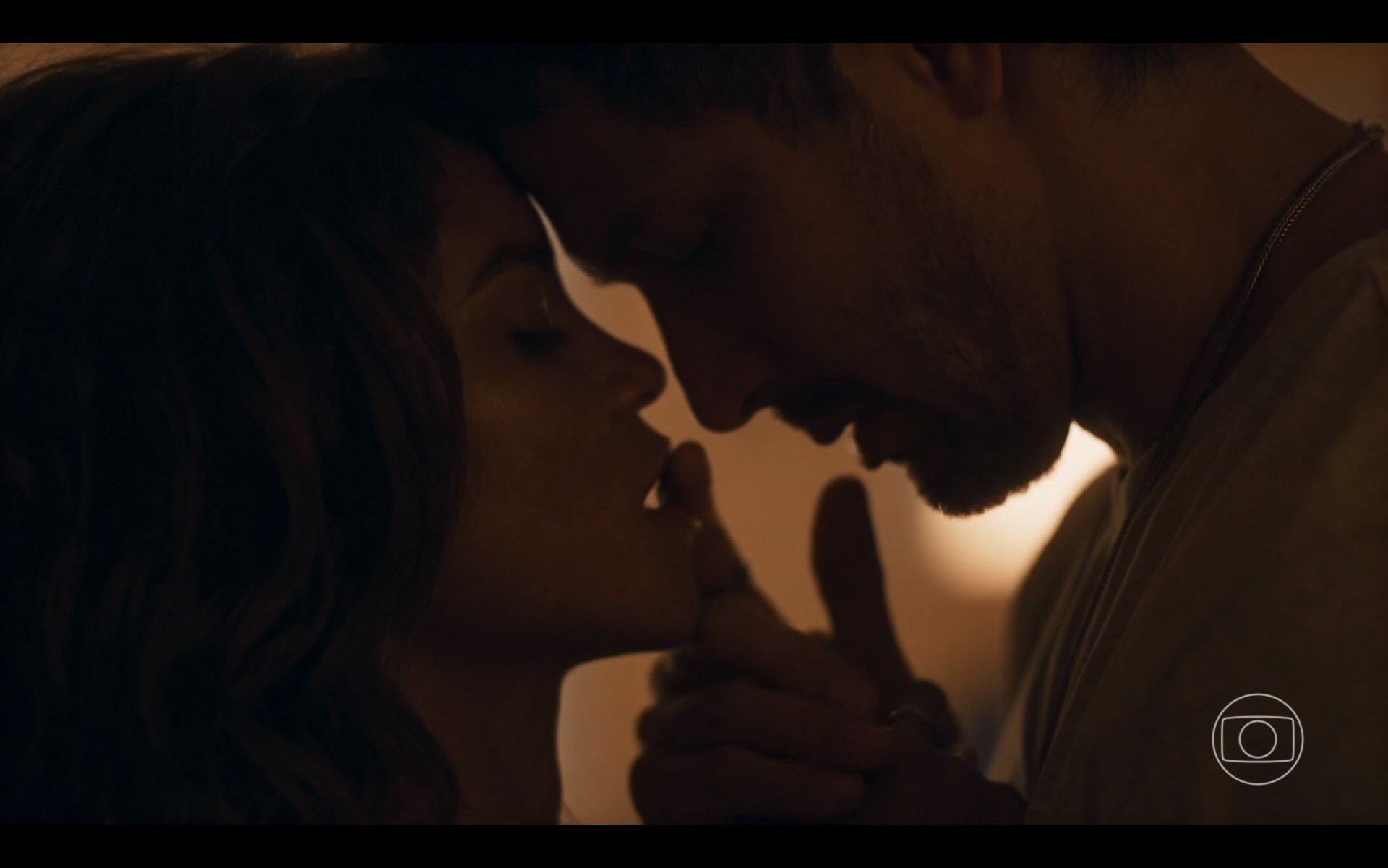 Cena de sexo entre os personagens Brisa (Lucy Alves) e Oto (Rômulo Estrela) foi ao ar na noite desta segunda-feira - Reprodução