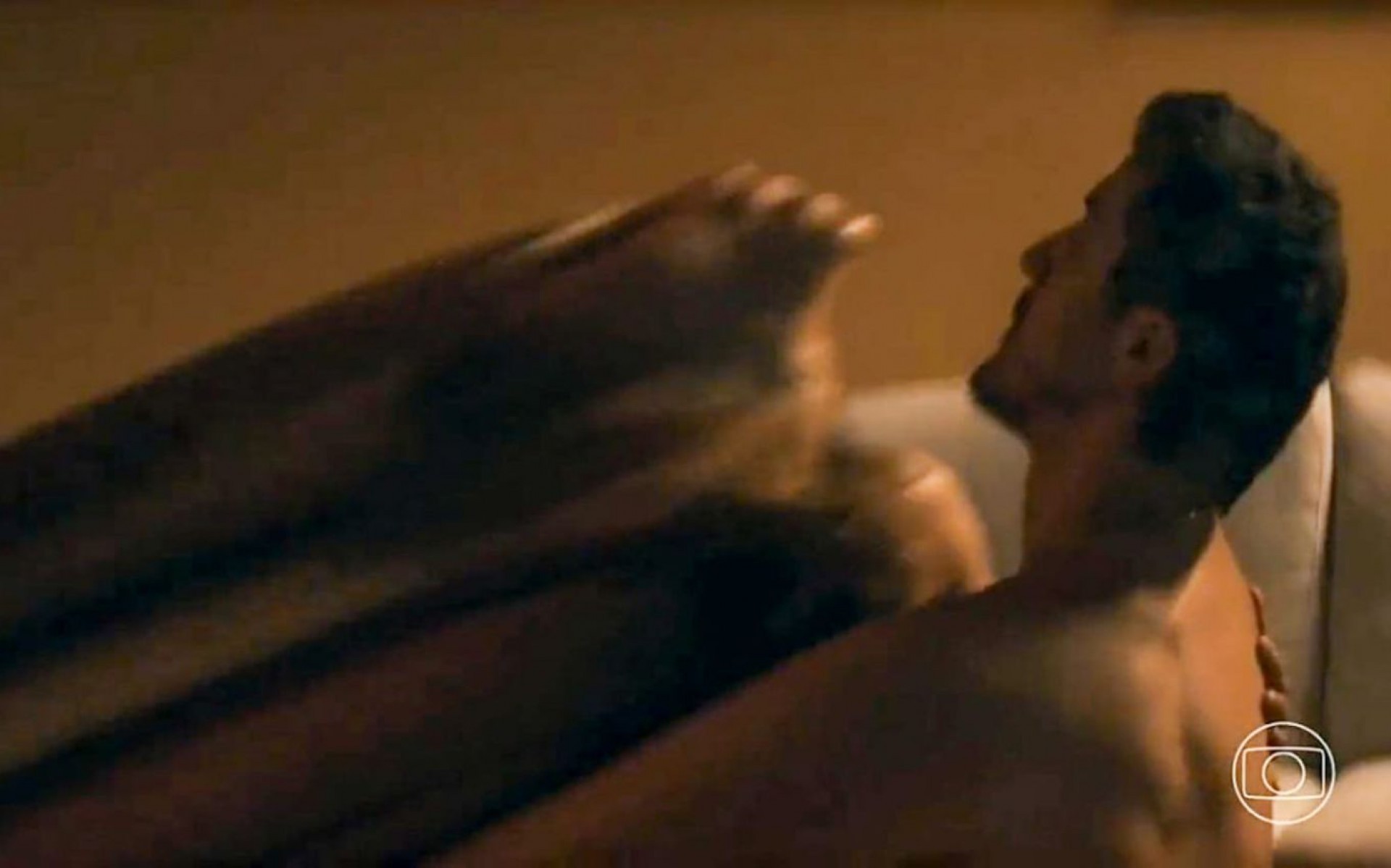 Cena de sexo entre Brisa (Lucy Alves) e Oto (Rômulo Estrela) irrita internautas - Reprodução