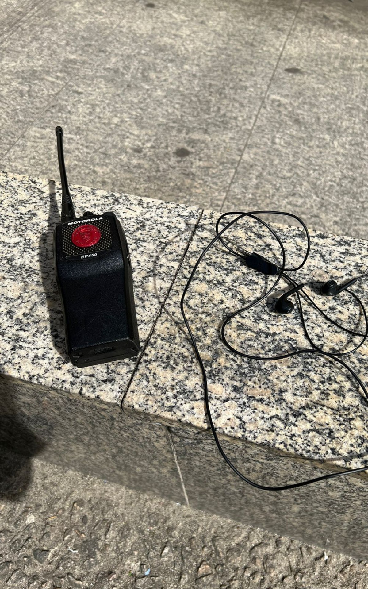 Um rádio transmissor foi apreendido por policiais do 27º BPM, durante a prisão em flagrante de um criminoso, na Comunidade Três Pontes - Divulgação / PMERJ