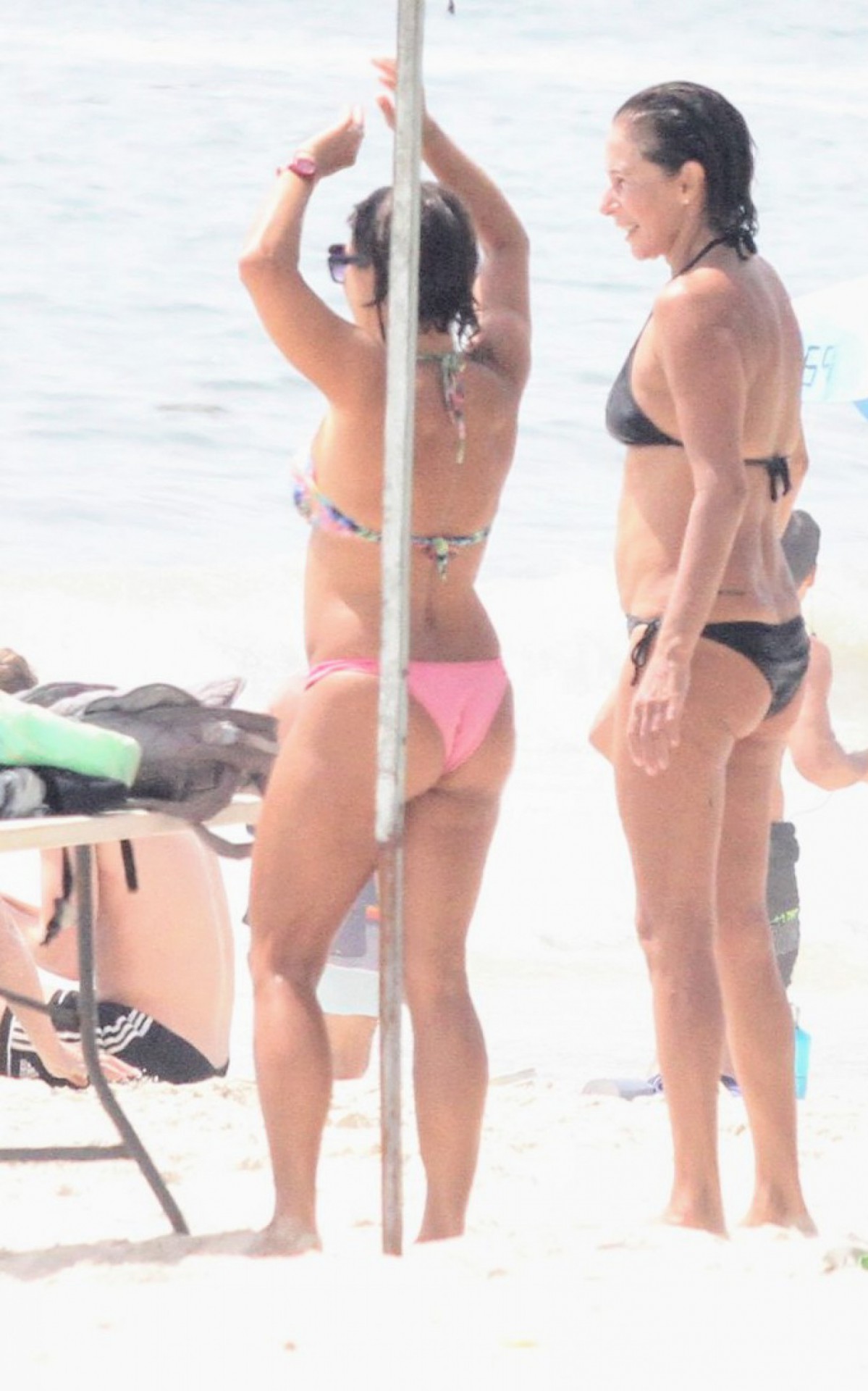 Andr&eacute;a Beltr&atilde;o curte dia de sol em praia do Rio