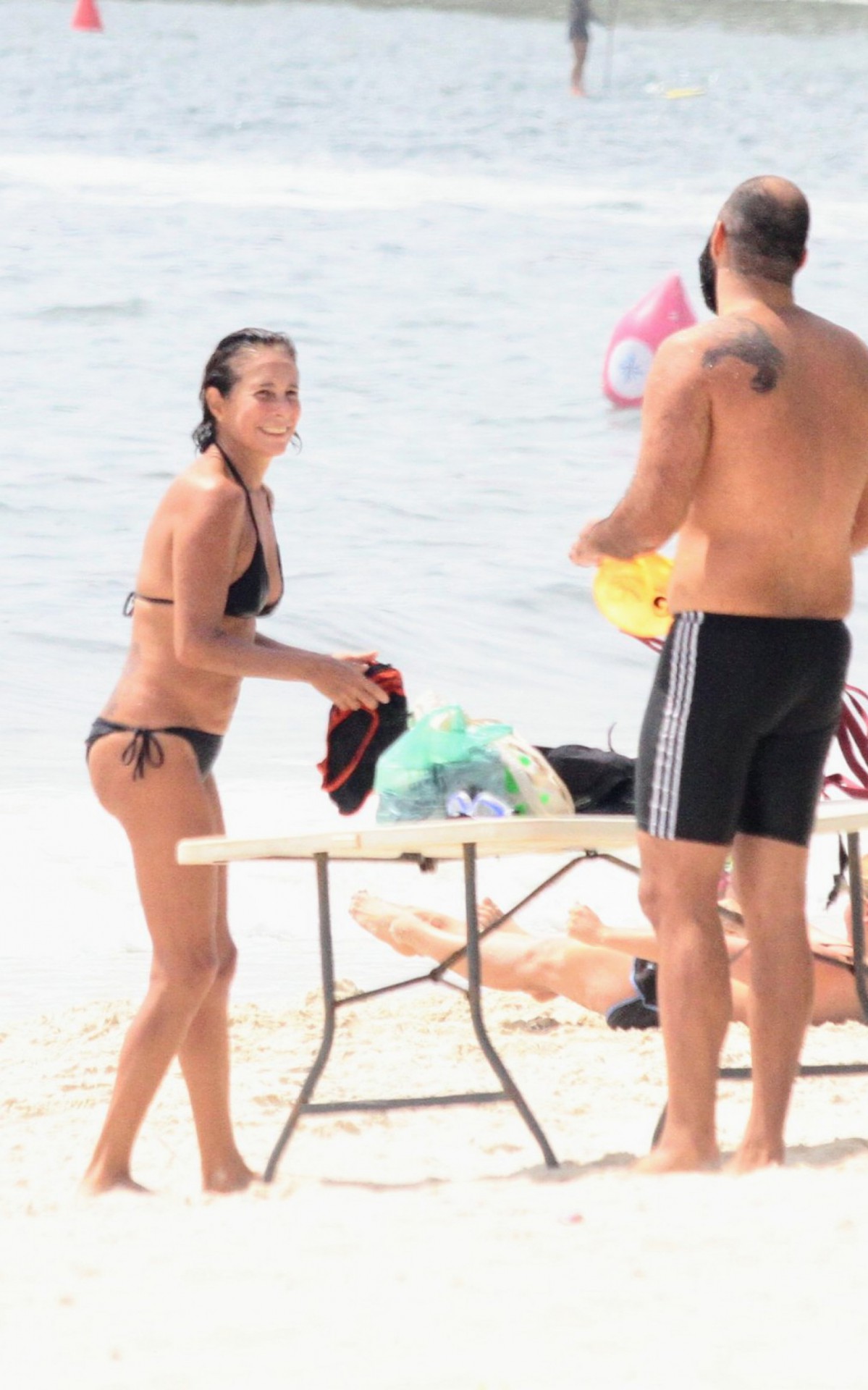 Andr&eacute;a Beltr&atilde;o curte dia de sol em praia do Rio