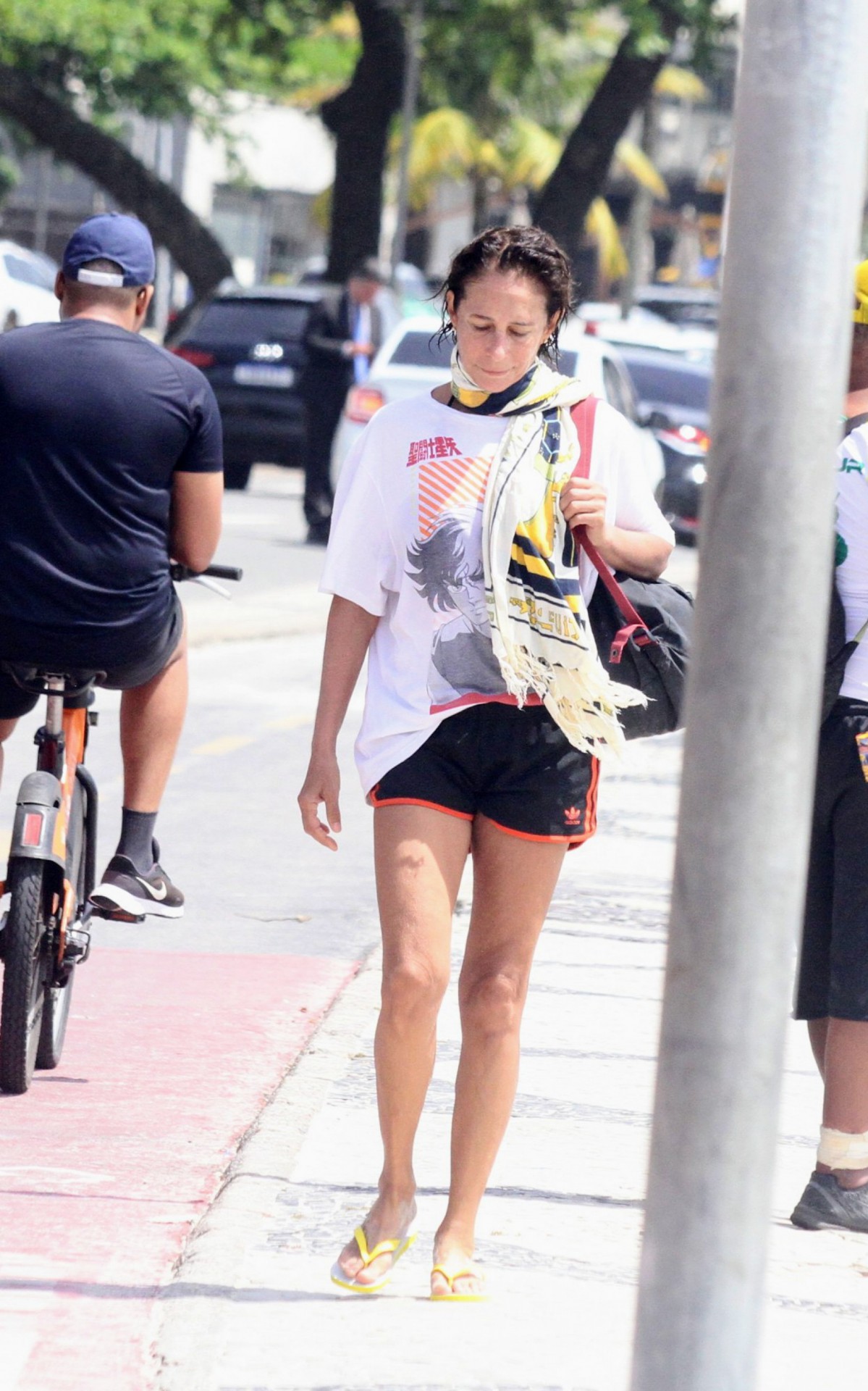Andr&eacute;a Beltr&atilde;o curte dia de sol em praia do Rio