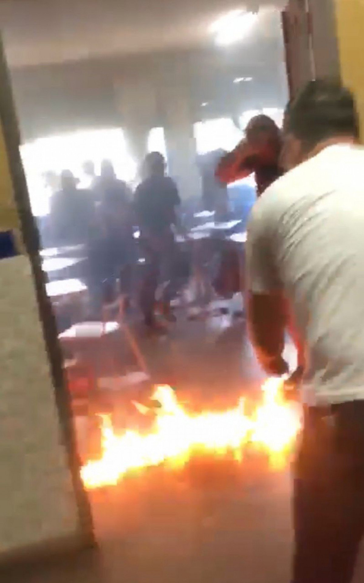 Funcionárias controlaram o incêndio na Escola Municipal Deoclécio Dias Machado Filho, em Mesquita - Reprodução / Redes sociais