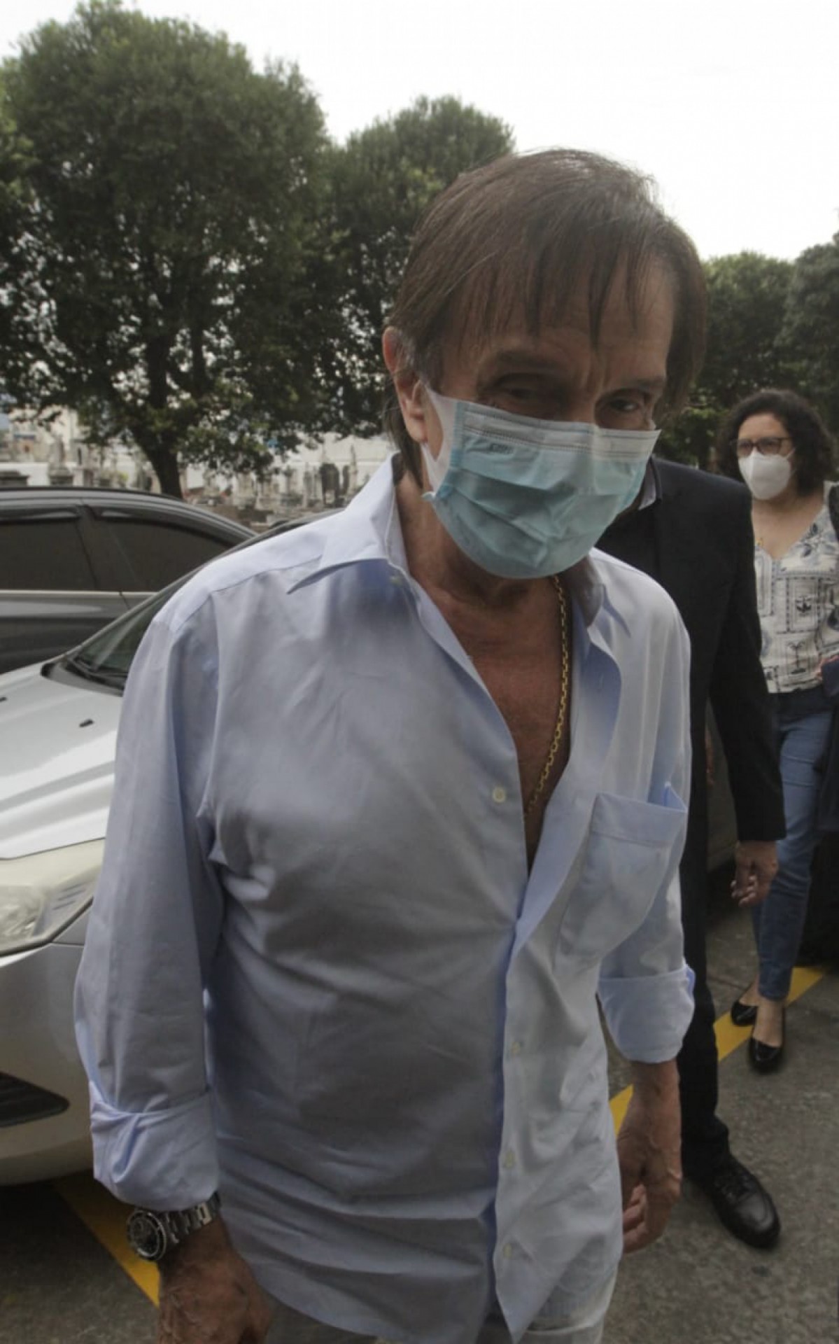 Roberto Carlos esteve no vel&oacute;rio de Erasmo Carlos, restrito a familiares e amigos