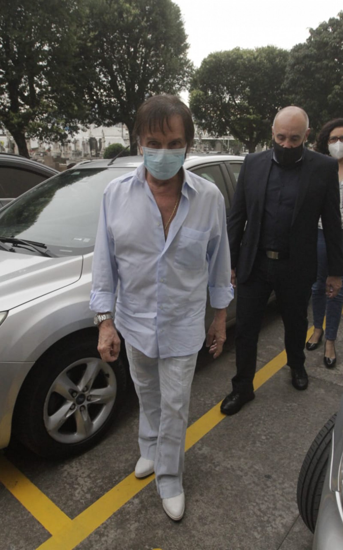 Roberto Carlos chega para vel&oacute;rio de Erasmo Carlos, seu grande parceiro na m&uacute;sica