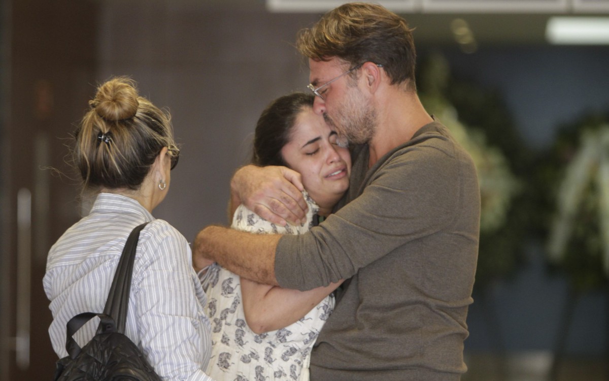 Vel&oacute;rio do cantor e compositor Erasmo Carlos no Cemiterio Memorial do Carmo, nesta quarta-feira(23). Na foto: Esposa e filho de Erasmo Carlos .  Foto: Marcos Porto/Ag&ecirc;ncia O Dia