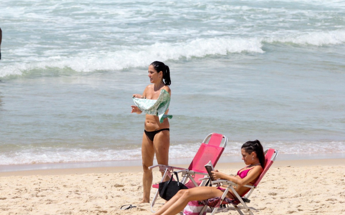 Ana Luiza Guimar&atilde;es curte dia de praia com a filha, Beatriz Lobo