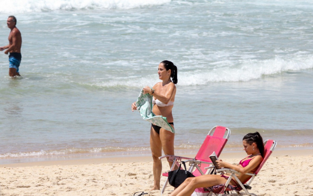 Ana Luiza Guimar&atilde;es curte dia de praia com a filha, Beatriz Lobo