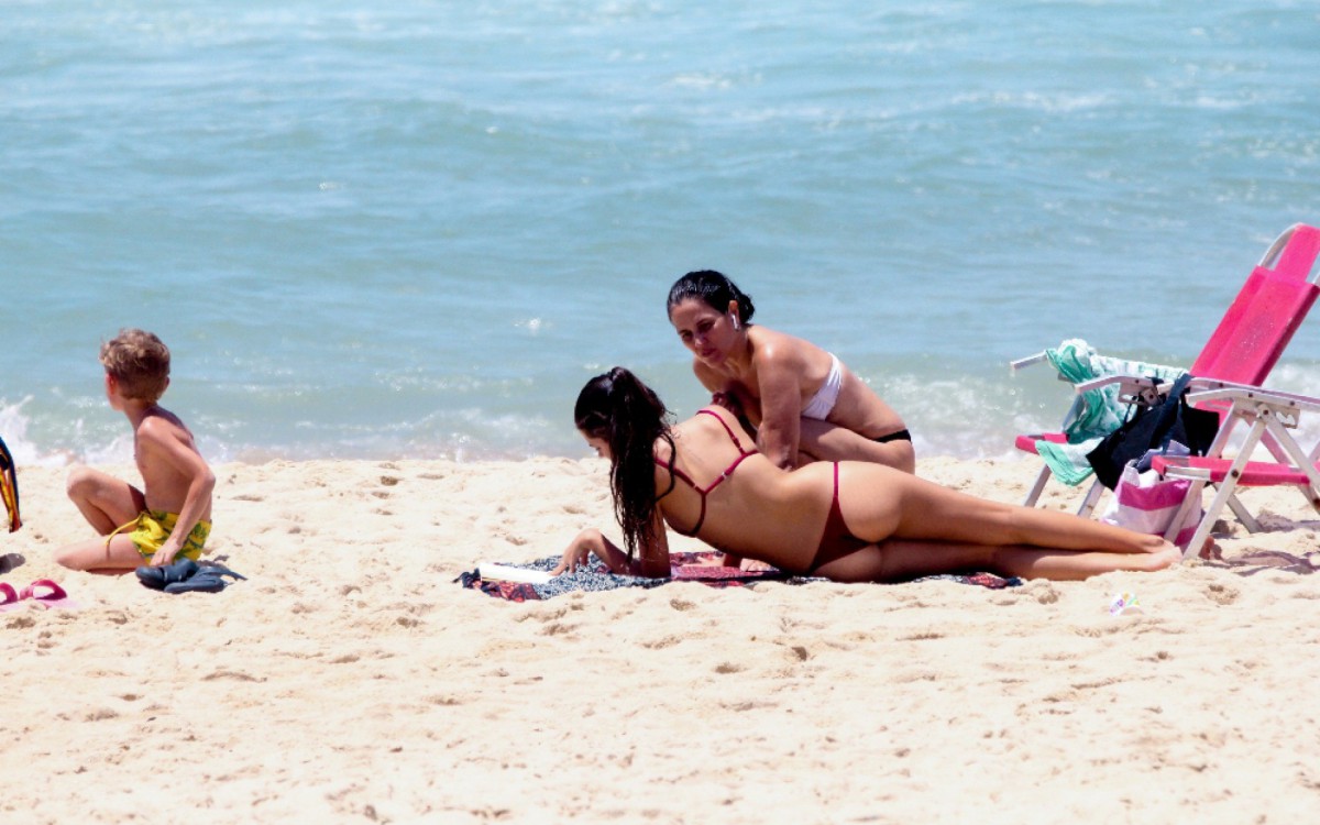 Ana Luiza Guimar&atilde;es curte dia de praia com a filha, Beatriz Lobo