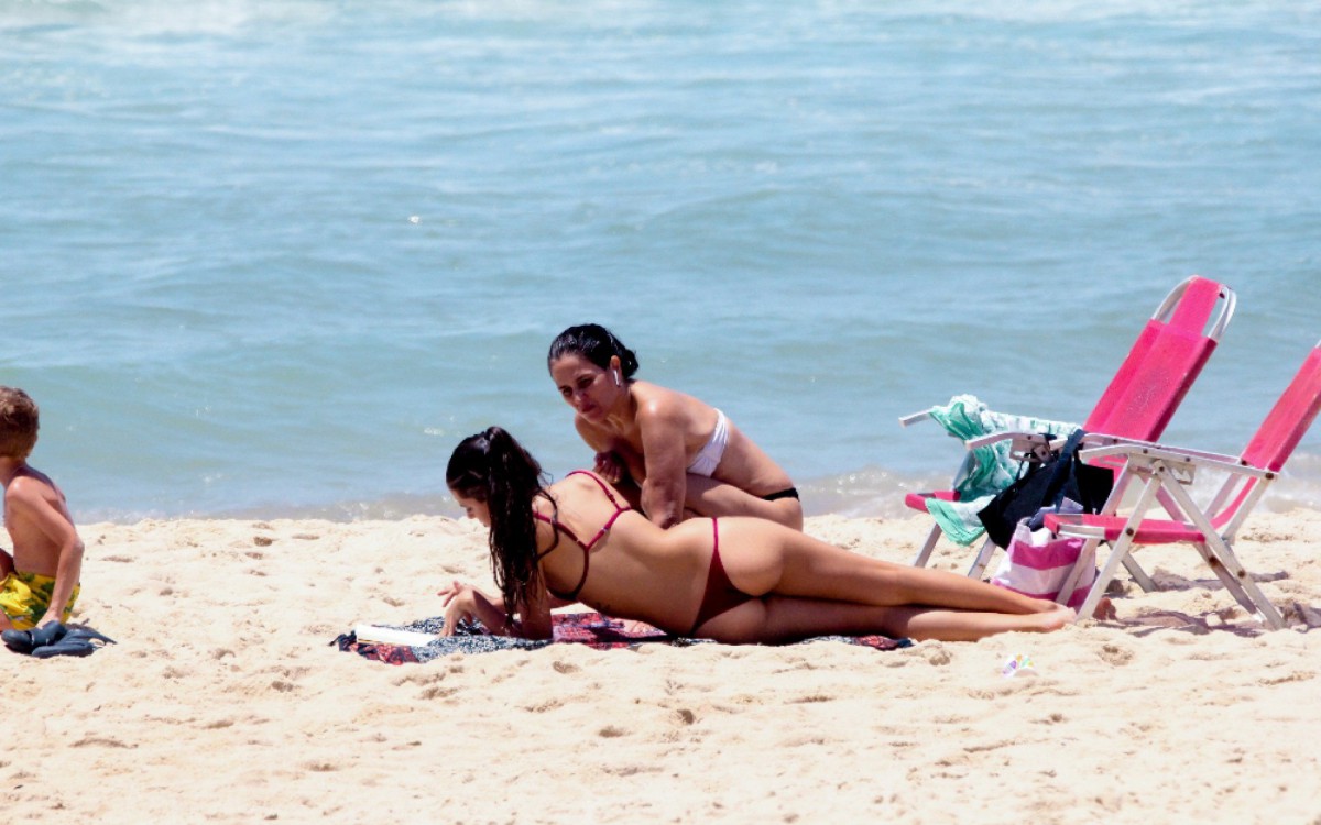 Ana Luiza Guimar&atilde;es curte dia de praia com a filha, Beatriz Lobo